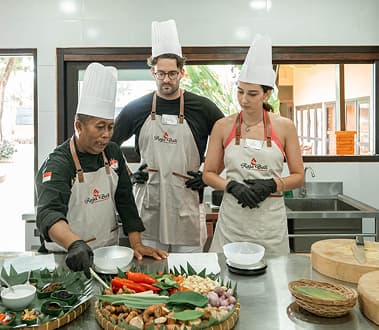 Guests enjoying the Balinese cooking class experience
